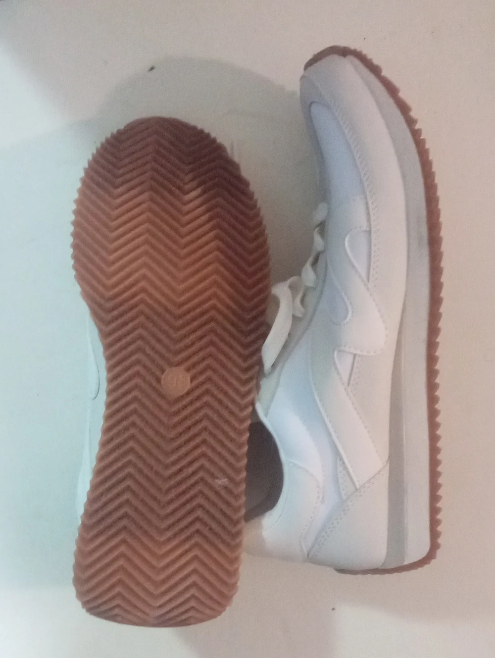 Men's Universal Thread White and Tan Lace-Up Sneakers Sz 9 1/2 NWT $42